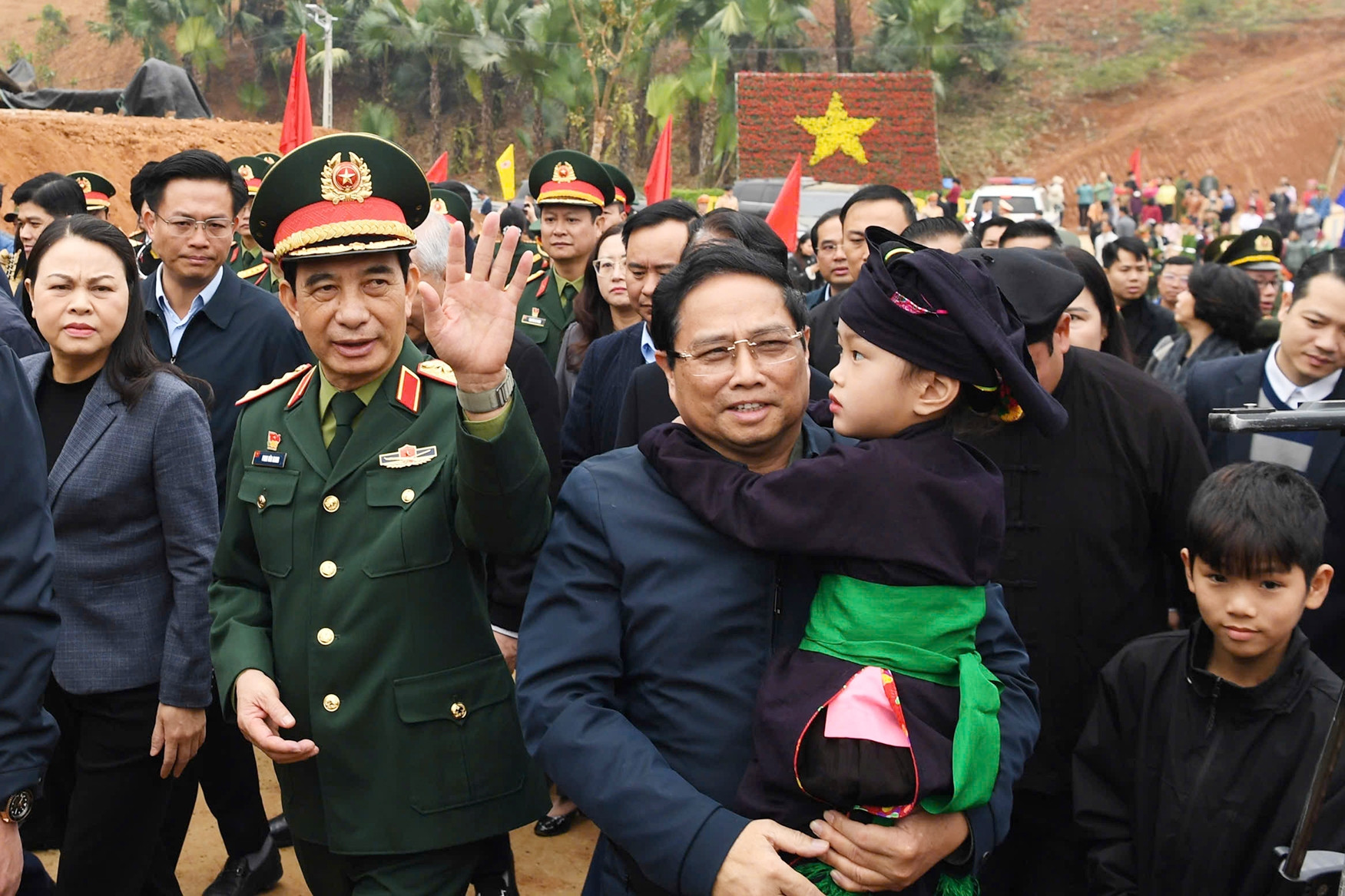 Thủ tướng Phạm Minh Chính cắt băng khánh thành khu tái định cư Làng Nủ