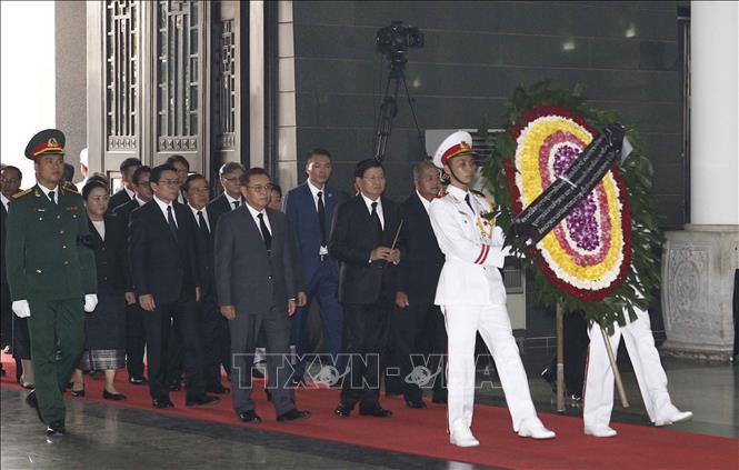 Thủ tướng Lào Thongloun Sisoulith đến viếng nguyên Tổng Bí thư Đỗ Mười