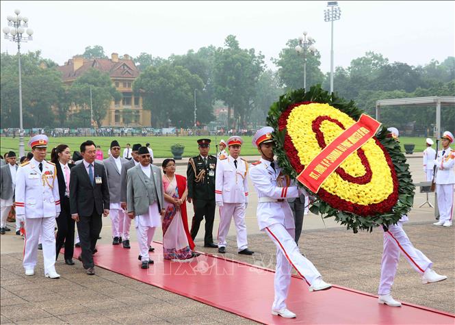 Thủ tướng Nepal và Phu nhân vào Lăng viếng Chủ tịch Hồ Chí Minh