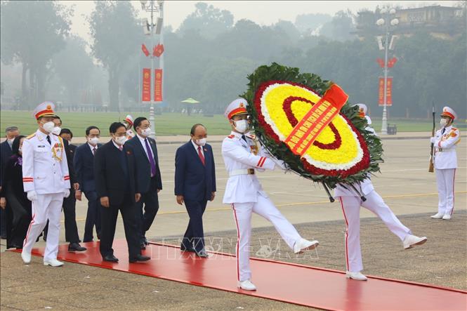  Lãnh đạo Đảng, Nhà nước và các đại biểu Quốc hội vào Lăng viếng Bác