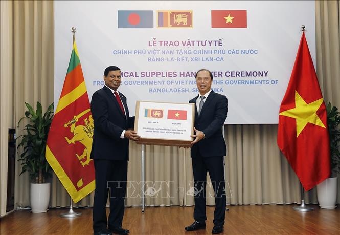 Trao vật tư y tế hỗ trợ Bangladesh và Sri Lanka phòng, chống dịch COVID-19