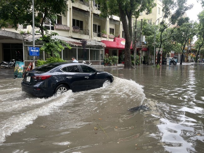 Mưa dông hầu khắp các vùng trong ngày 25/6