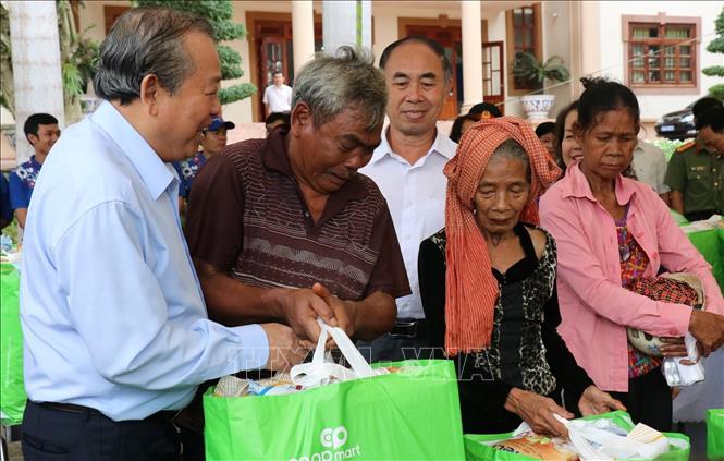 Phó Thủ tướng Trương Hòa Bình thăm, tặng quà gia đình chính sách tại Bình Phước