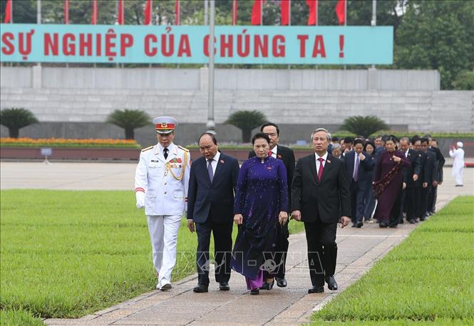  Kỳ họp thứ 7 Quốc hội khóa XIV: Các đại biểu Quốc hội vào Lăng viếng Bác