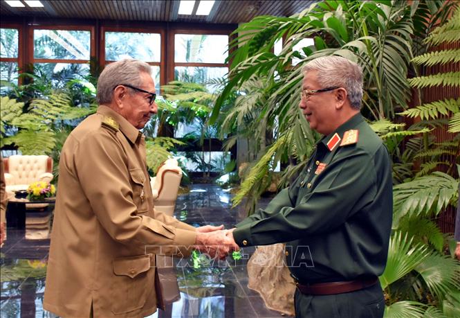 Đại tướng Raul Castro tiếp Thượng tướng Nguyễn Chí Vịnh