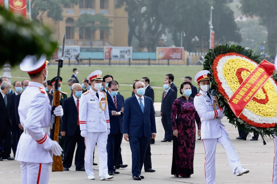 Lãnh đạo Đảng, Nhà nước, Mặt trận Tổ quốc vào Lăng viếng Bác | Vietnam+ (VietnamPlus)