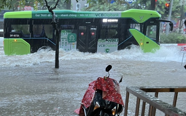 Mưa lớn gây ngập úng một số tuyến đường tại Hà Nội