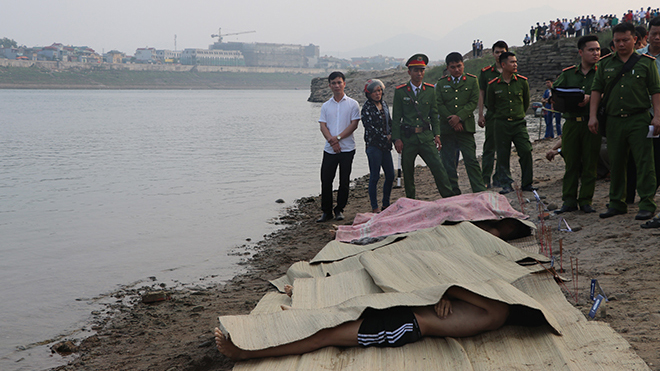 Khăn quàng đẫm nước mắt ngày tiễn đưa 8 em học sinh đuối nước thương tâm