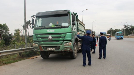 Xử loạt 4 ô tô biển Quảng Ninh che biển số để né phạt nguội trên cao tốc