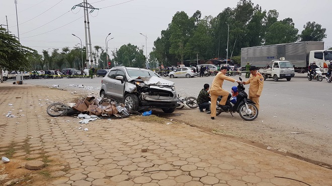 VIDEO: Ô tô mất lái đâm vào hàng loạt xe máy, một người đã tử vong