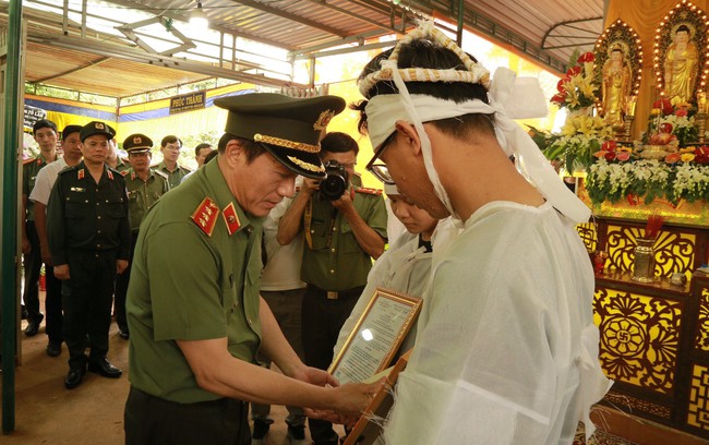 Vụ dùng súng tấn công tại Đắk Lắk: Đoàn công tác Bộ Công an thăm hỏi gia đình các nạn nhân