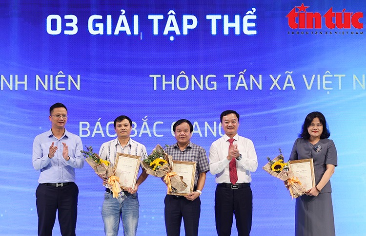 Thông tấn xã Việt Nam đạt giải Tập thể Giải báo chí viết về ngành giao thông 