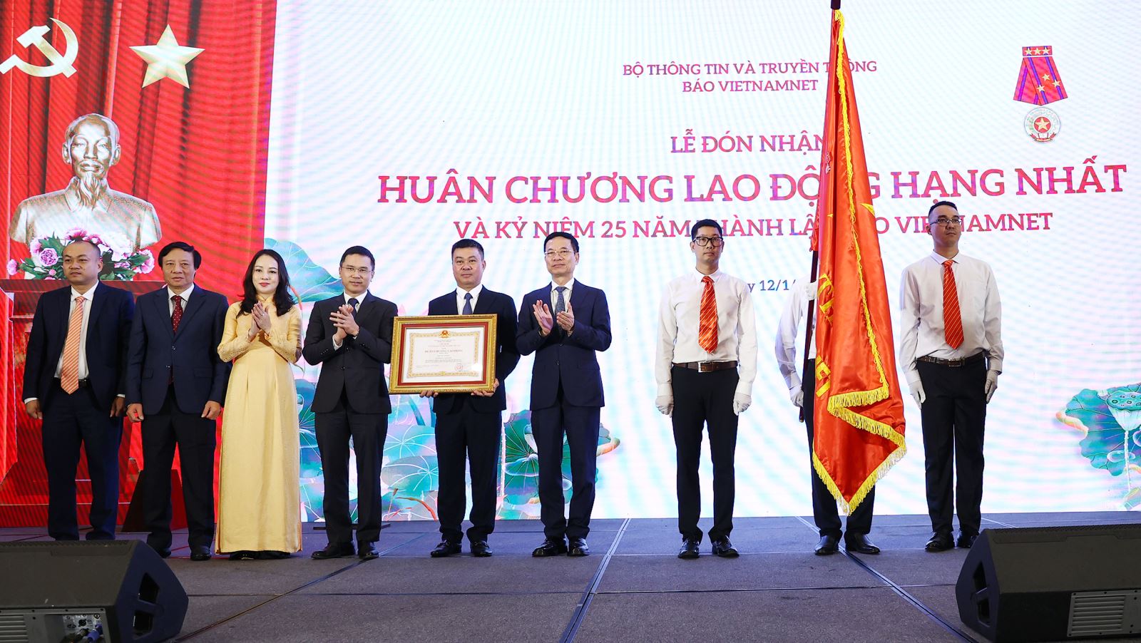 Báo VietNamNet đón nhận Huân chương Lao động hạng Nhất