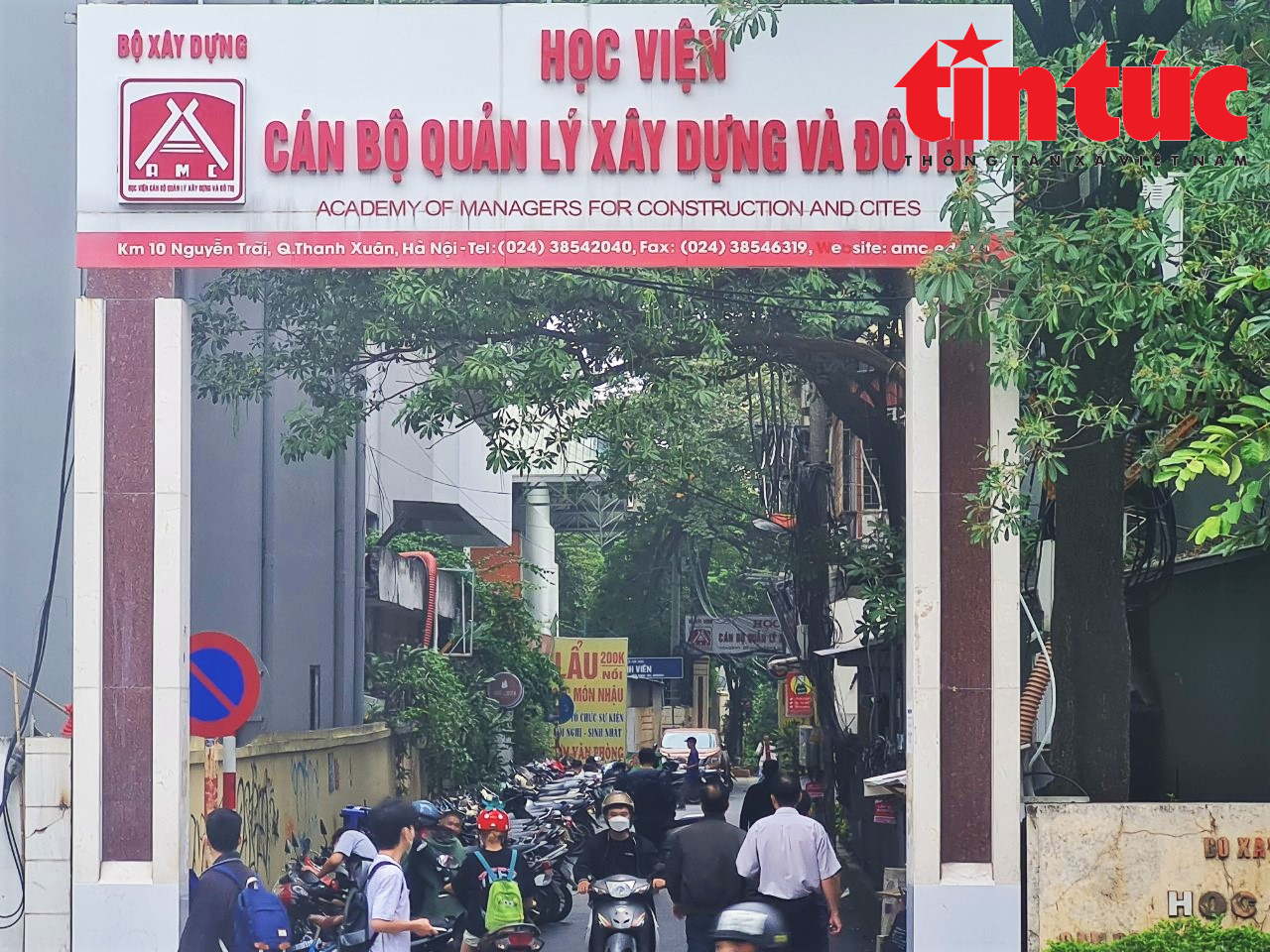 Vi phạm trật tự đô thị trước cổng Học viện Cán bộ quản lý xây dựng và đô thị