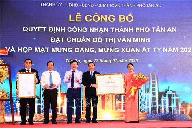 Thành phố Tân An được công nhận đạt chuẩn đô thị văn minh