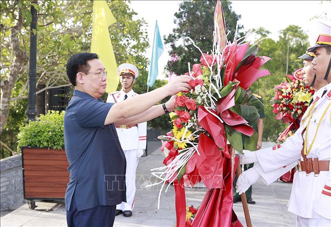 Chủ tịch Quốc hội dâng hương tưởng niệm các anh hùng liệt sỹ tại Thừa Thiên Huế