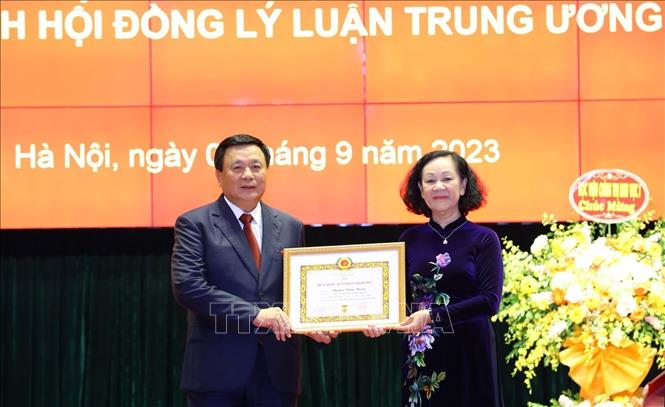 Trao Huy hiệu  40 năm tuổi Đảng tặng Giáo sư -Tiến sỹ Nguyễn Xuân Thắng