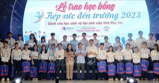 'Tiếp sức đến trường' cho tân sinh viên và học sinh có hoàn cảnh khó khăn