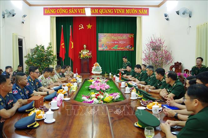 Lực lượng vũ trang Mondulkiri thăm, chúc Tết bộ đội biên phòng Đắk Nông