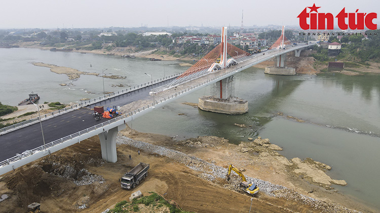 Thi công những hạng mục cuối cùng cây cầu nối hai tỉnh Vĩnh Phúc và Phú Thọ