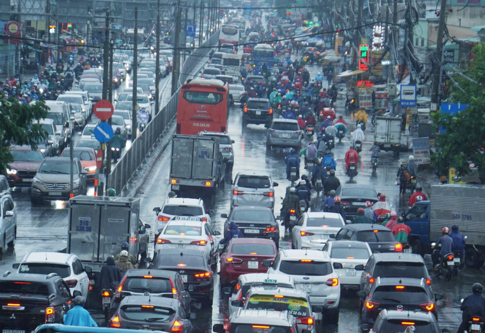 TP Hồ Chí Minh mưa lớn, nhiều tuyến đường xảy ra ùn tắc xe kéo dài 