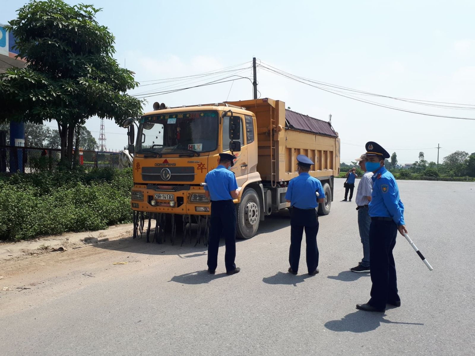 Hà Nội xử lý xe chở quá tải trọng, gây mất vệ sinh môi trường