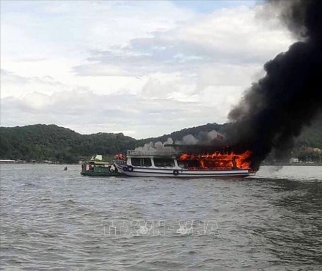 Cháy tàu chở khách du lịch trên biển Kiên Giang, 25 người thoát chết