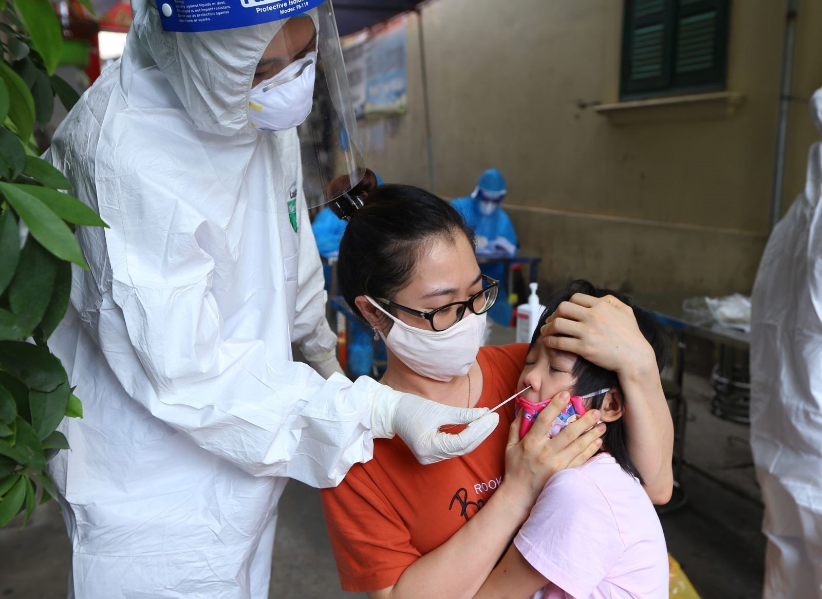 Tổng hợp COVID-19 ngày 19/10: Ưu tiên tiêm vaccine cho ngành Giáo dục; 