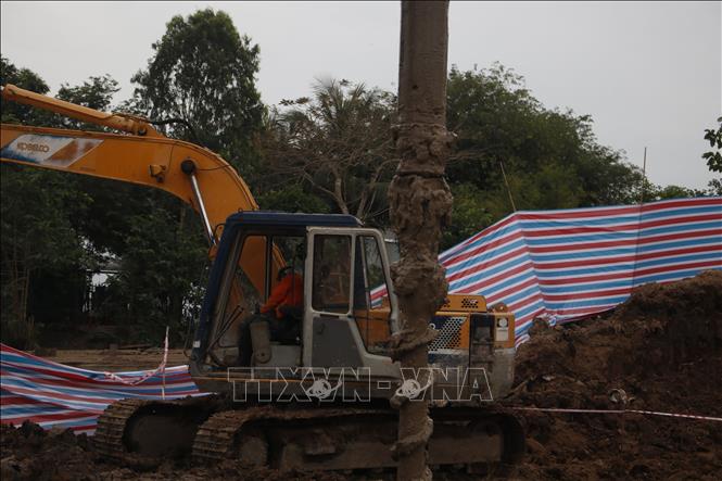 Vụ bé trai rơi xuống trụ bê tông: Công tác cứu hộ phát sinh khó khăn