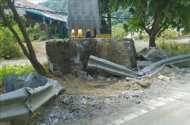 Nổ mìn trên đèo Tằng Quái, đá nặng hàng chục tấn rơi xuống quốc lộ 279