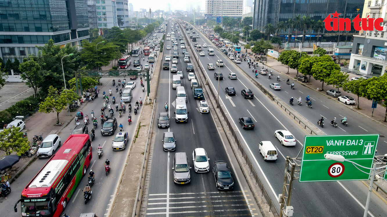 Ngày đầu tuần tra bằng xe đặc chủng: Phát hiện nhiều lái xe đi vào làn khẩn cấp