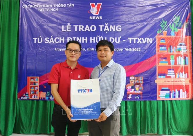 Truyền hình Thông tấn tặng 'Tủ sách Đinh Hữu Dư' cho học sinh vùng khó