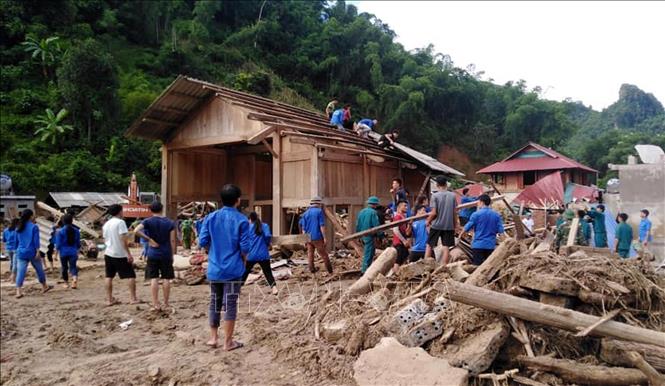 Thanh niên tình nguyện giúp dân bản Sa Ná khắc phục mưa lũ 