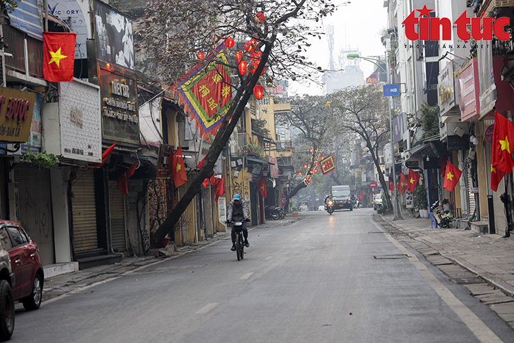 Hà Nội vắng vẻ, yên bình ngày mùng 1 Tết Quý Mão