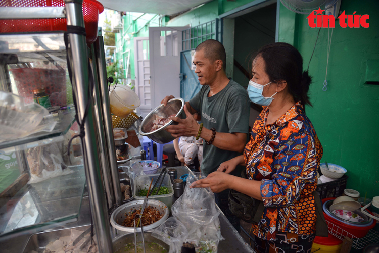 Quán bánh canh ‘bình ổn’ cho người lao động