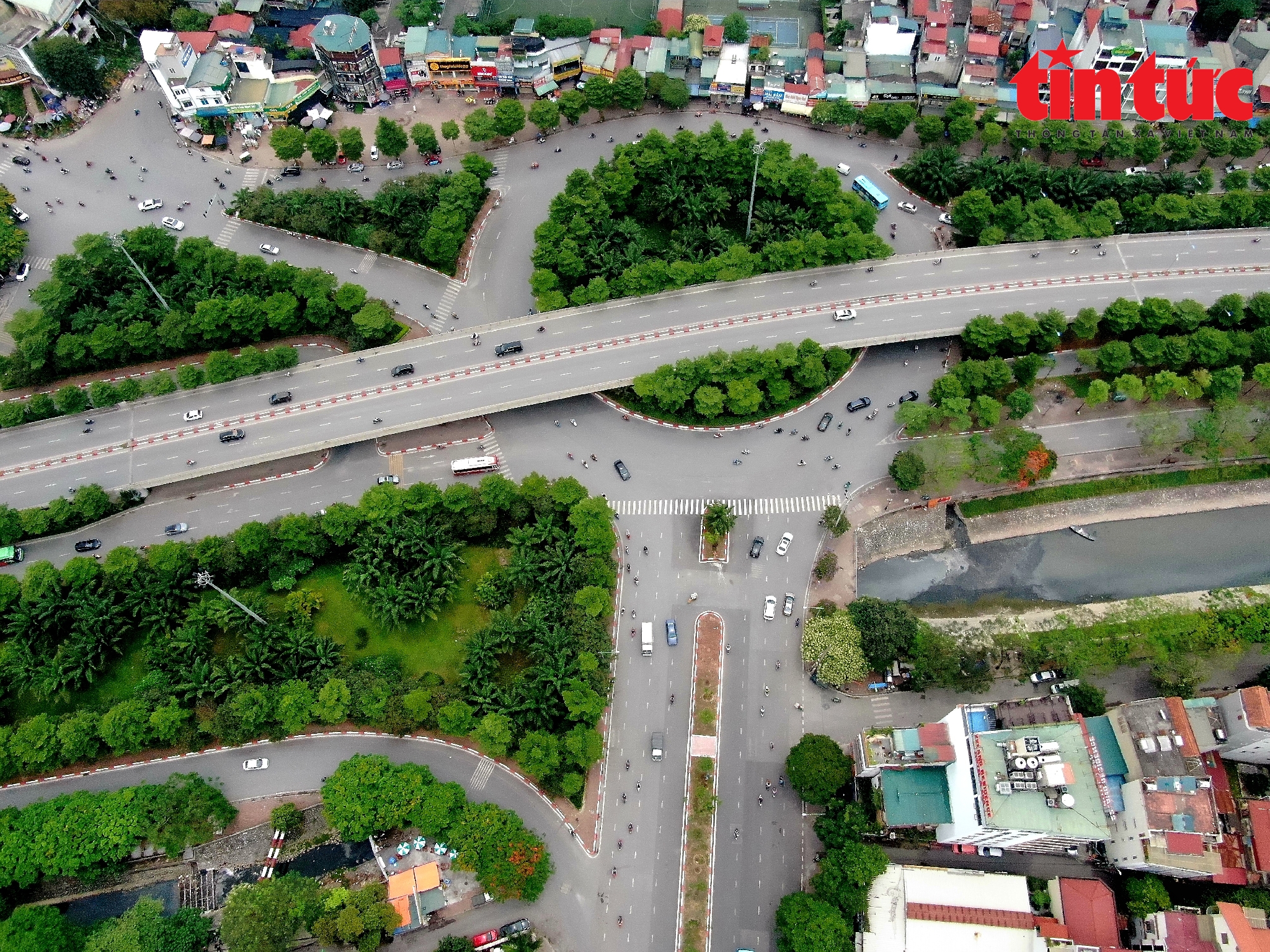 Sau khi xén giải phân cách, đường Hoàng Quốc Việt thông thoáng với 8 làn xe