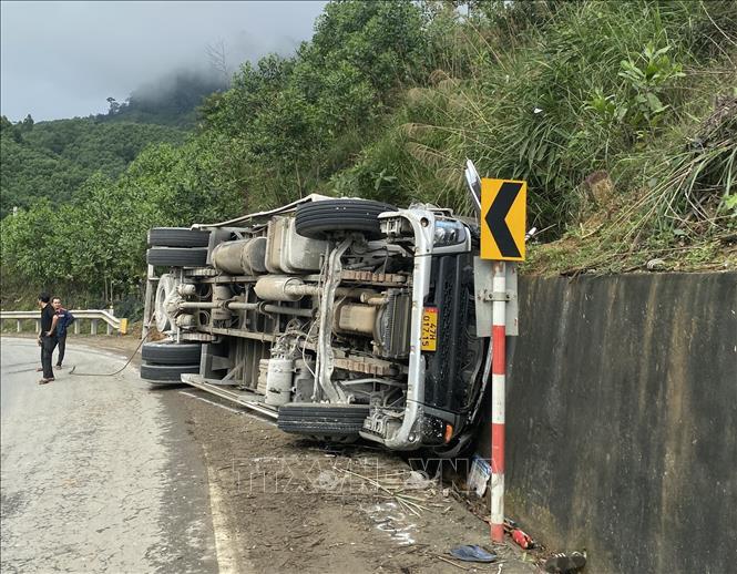 Xe tải mất lái lao vào ta luy, ba người tử vong