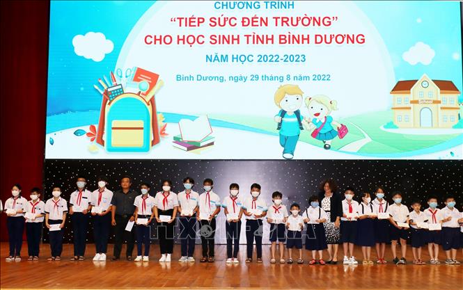 Bình Dương: Trao 1.000 phần quà khuyến học hỗ trợ học sinh vượt khó