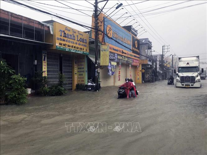 Mưa lớn tại miền Trung làm 2 người chết, sạt lở và ách tắc nhiều tuyến đường