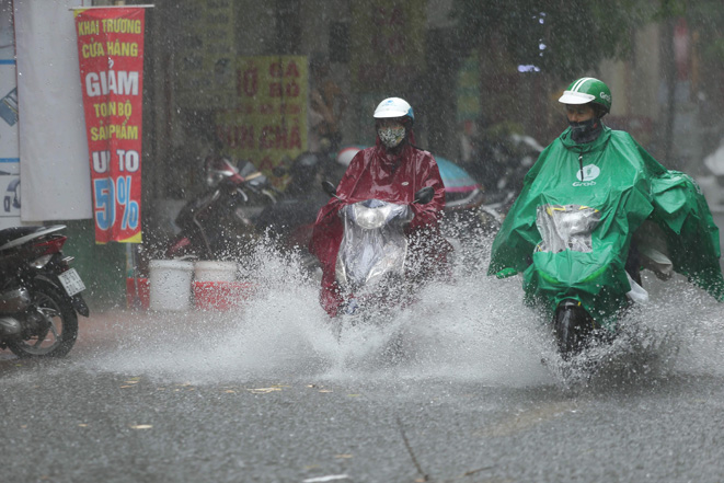 Mưa dông bao trùm Bắc Bộ và Trung Bộ, đề phòng lũ quét, sạt lở đất