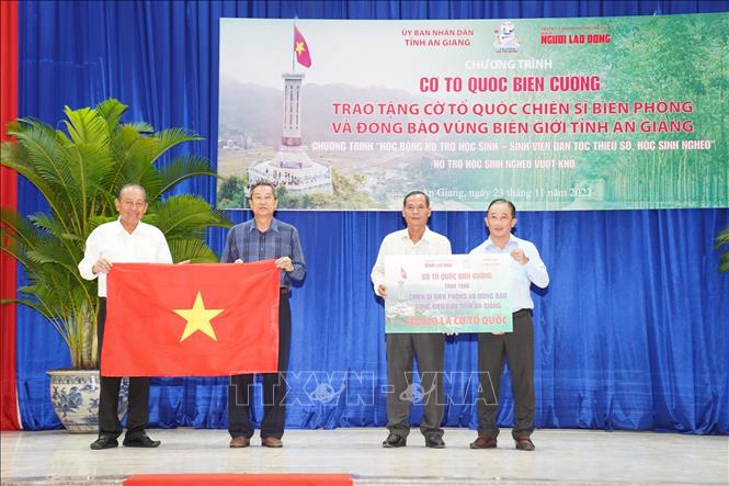 Trao 10.000 lá cờ Tổ Quốc đến đồng bào và chiến sĩ tỉnh An Giang