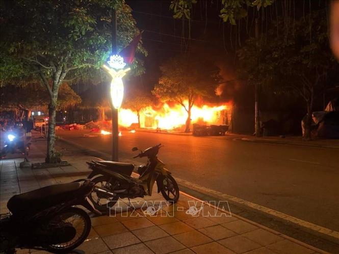 Cháy lan trong đêm tại dãy nhà bán hàng vàng mã, đồ điện tử, ga đệm tại Móng Cái