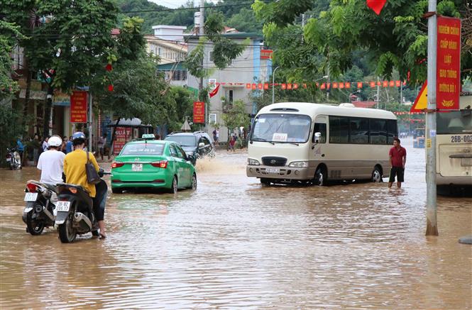 Cuối tuần miền Bắc mát mẻ, miền Trung mưa lớn