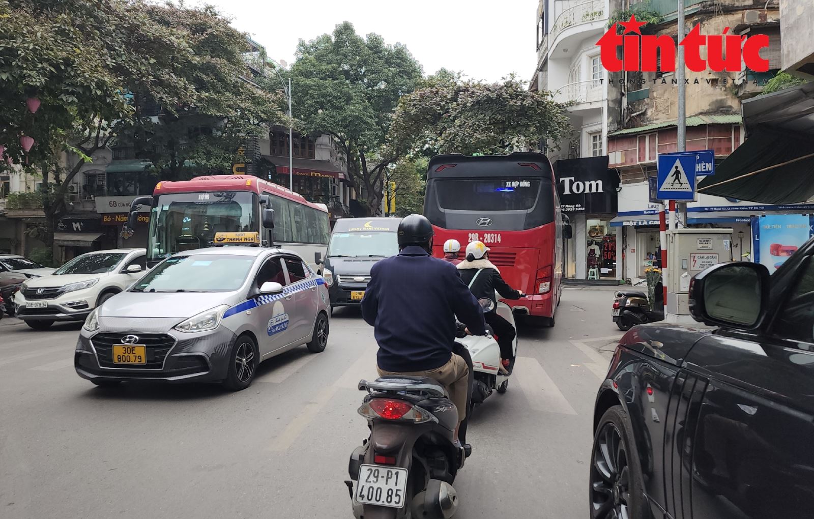 'Nhức mắt' xe hợp đồng, taxi, xe công nghệ... chen chúc, quần thảo phố cổ