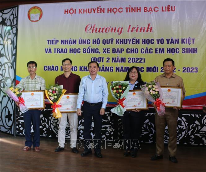  Tiếp sức học sinh có hoàn cảnh khó khăn chuẩn bị bước vào năm học mới