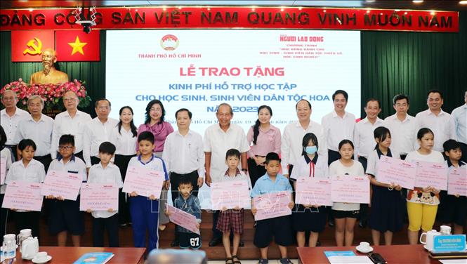 Hỗ trợ học tập cho học sinh, sinh viên dân tộc Hoa có hoàn cảnh khó khăn