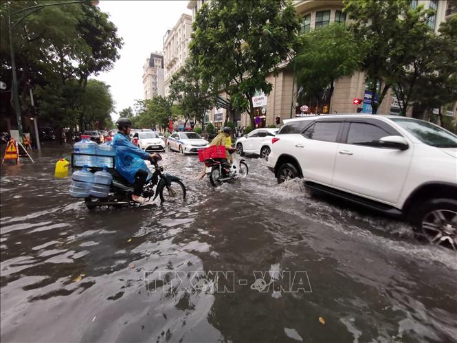 Mưa lớn bất ngờ gây ngập nhiều tuyến phố tại Hà Nội