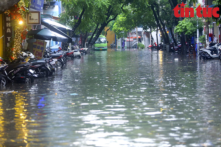 Nhiều tuyến phố của Hà Nội ngập sâu sau trận mưa giải nhiệt buổi trưa