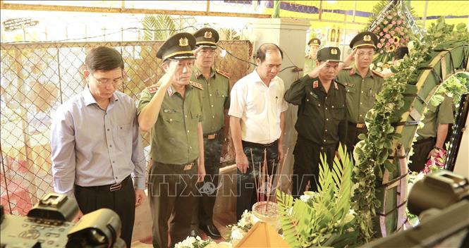 Đoàn công tác Bộ Công an thăm hỏi gia đình các nạn nhân