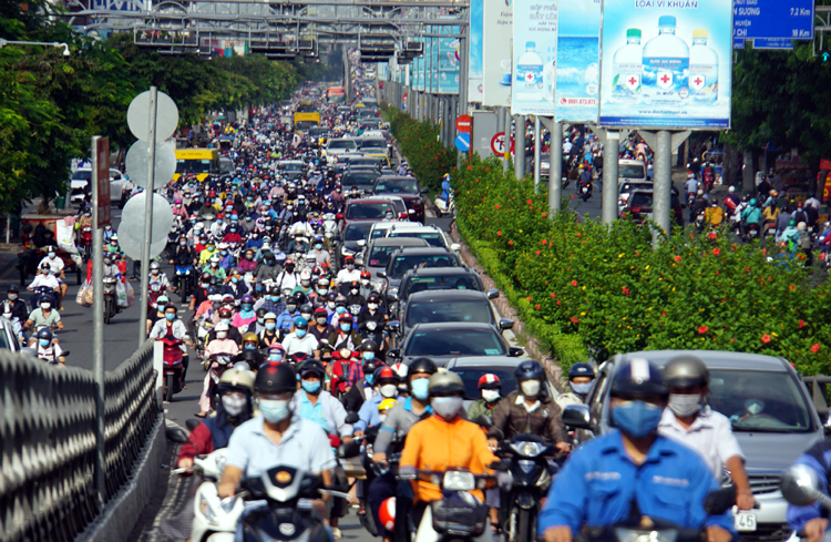 Đường phố TP Hồ Chí Minh ‘ken đặc’ xe cộ sáng đầu tuần